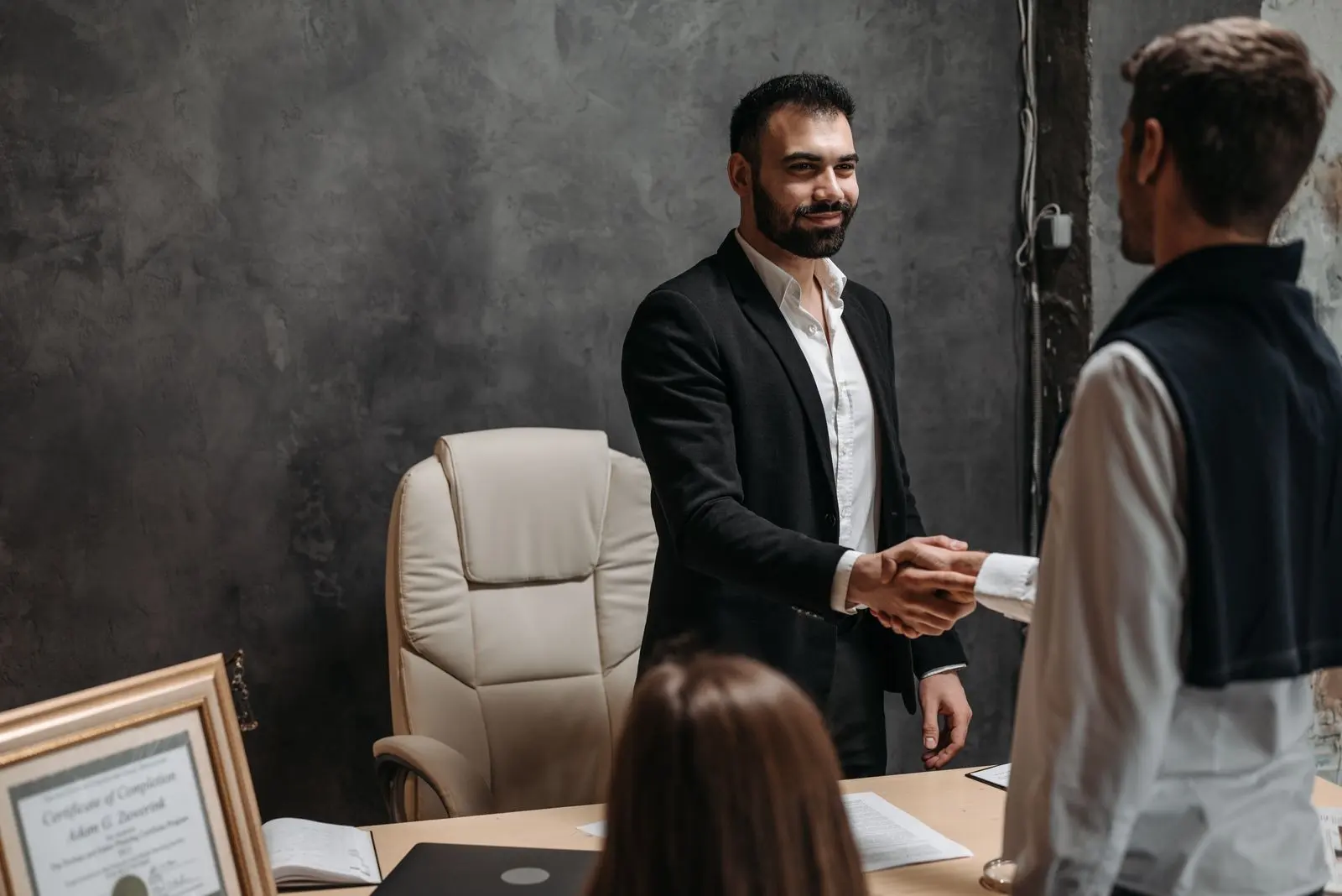 Aperto de mãos ao final de uma reunião empresarial