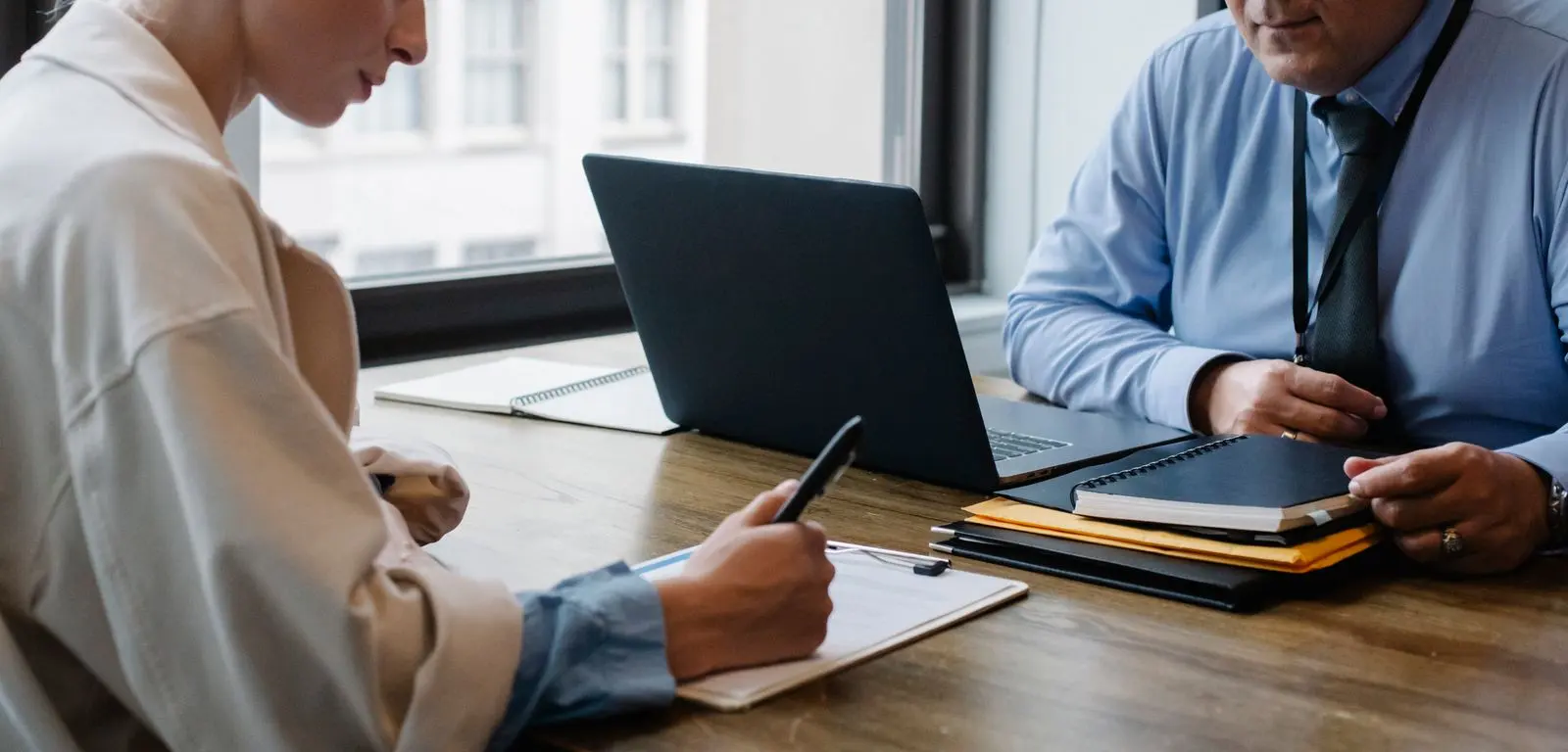 Atendimento próximo entre consultora e cliente