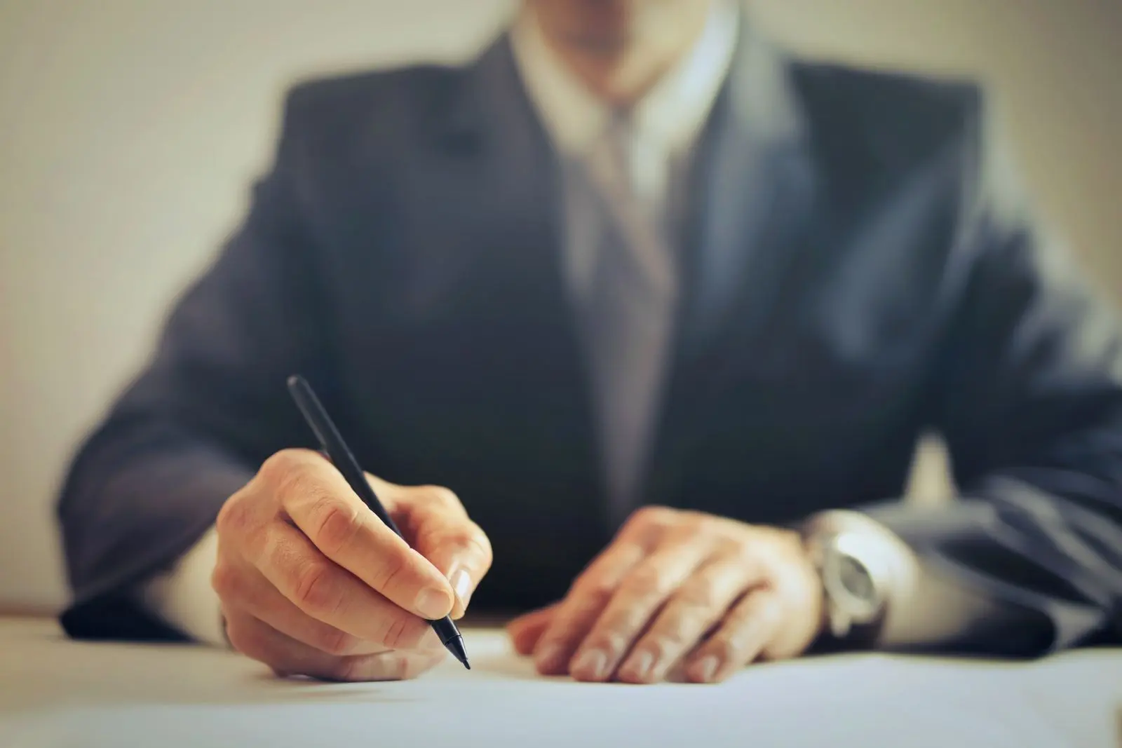 Empresário assinando documentos de formalização da empresa em escritório
