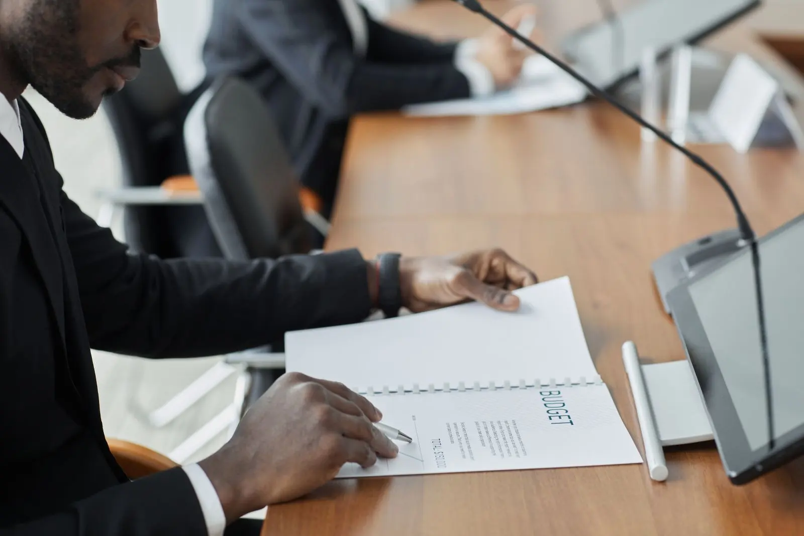 Profissional analisando relatório financeiro e fiscal impresso em escritório